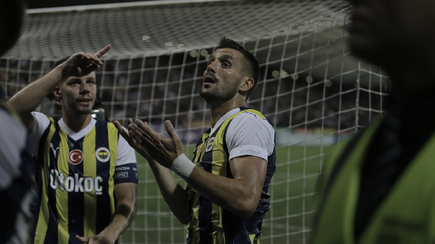 Maribor-Fenerbahçe mücadelesi tribünlerde çıkan olaylar nedeniyle durdu