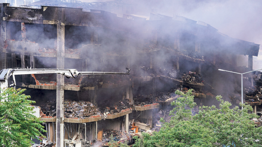 Başakşehir İkitelli Organize Sanayi Bölgesi’nde 11 Haziran’da çıkan yangın,  6 katlı fabrikayı küle çevirmişti.