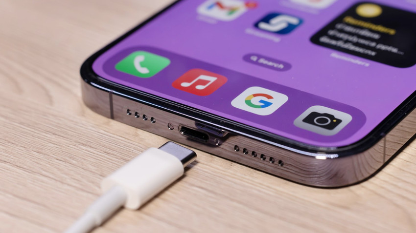 Apple'dan telefonlarına 'pil' ayarı: iPhone 15 priz başında daha az bekleyecek