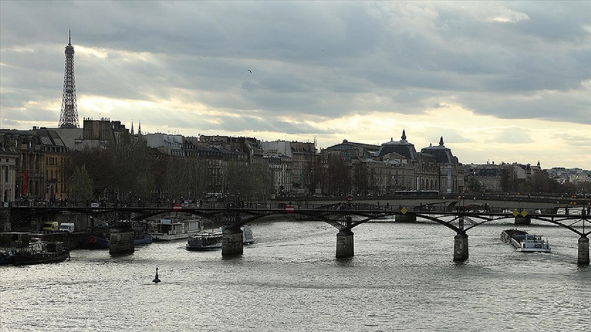 Paris'teki Sen Nehri'nde kirlilik sürüyor: Bir yüzme etkinliği daha iptal edildi
