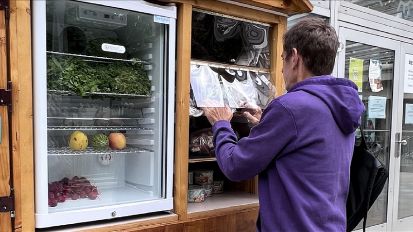 İsviçre gıda israfının önüne sokaklara yerleştirdiği buzdolaplarıyla geçiyor