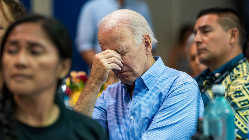 Başkan Joe Biden, Maui Belediye Başkanı Richard Bissen'in bilgilendirme toplantısına katıldı (Haiyun Jiang/The New York Times)