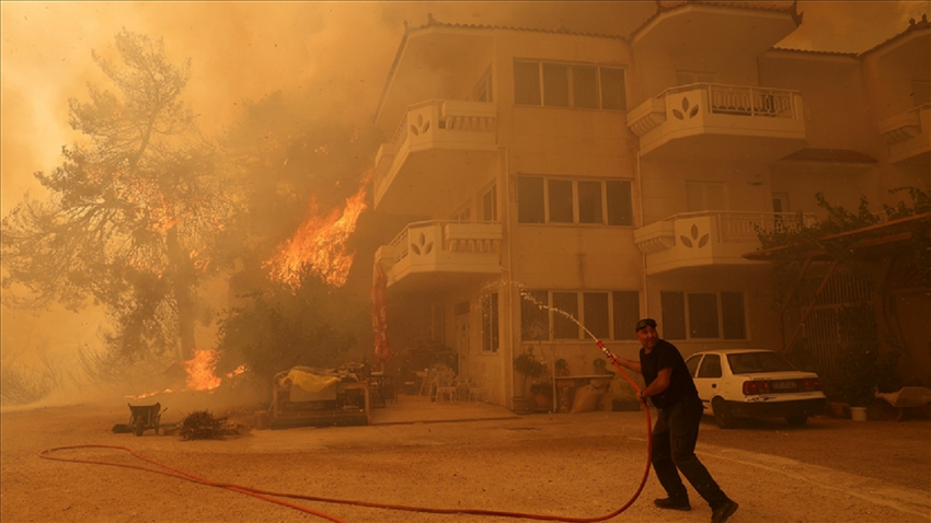 Yunanistan'da yangınlarla birlikte hava kirliliği alarmı