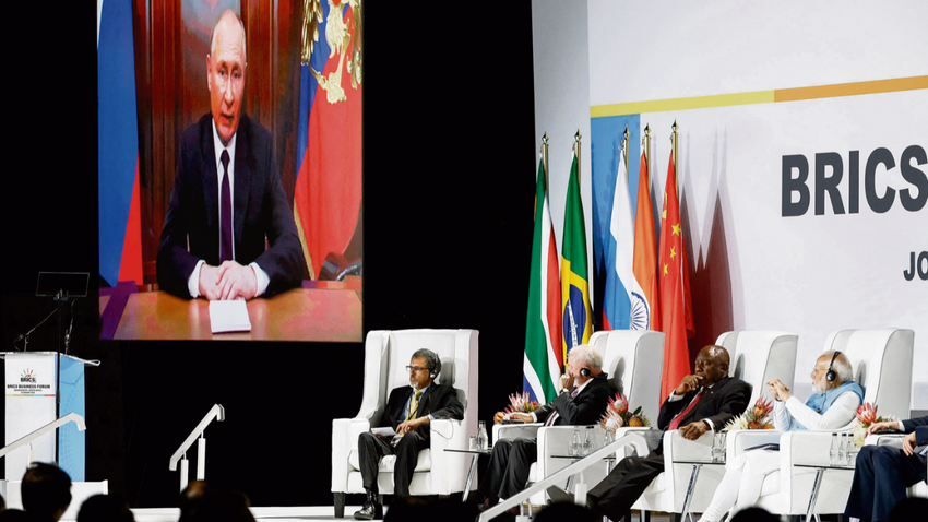 Vladimir Putin, Johannesburg’da düzenlenen BRICS zirvesine tutuklanma ihtimali bulunduğundan çevrimiçi katıldı. Putin’i bizzat Güney Afrika Devlet Başkanı Cyril Ramaphosa’nın ikna ettiği söyleniyor. (Fotoğraf:  Getty Images)