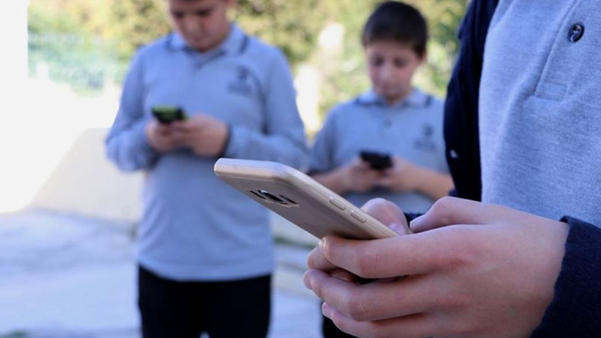 Milli Eğitim Bakanı Tekin: Öğrencilerin okulda telefon kullanımlarını durduracağız