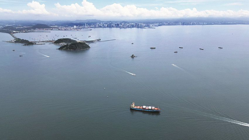 Panama Kanaılı önünde bekyelen gemi sayısı 200’ü buldu. Bazı gemilere 21 gün bekleme süresi verildi. Rota değiştirmek de maliyetli günlerce sıra beklemek de. Krizin aylarca sürmesi bekleniyor. Fotoğraf: Getty Images