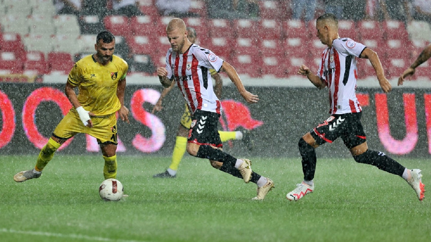 Yılport Samsunspor-İstanbulspor maçı, sağanak nedeniyle ertelendi