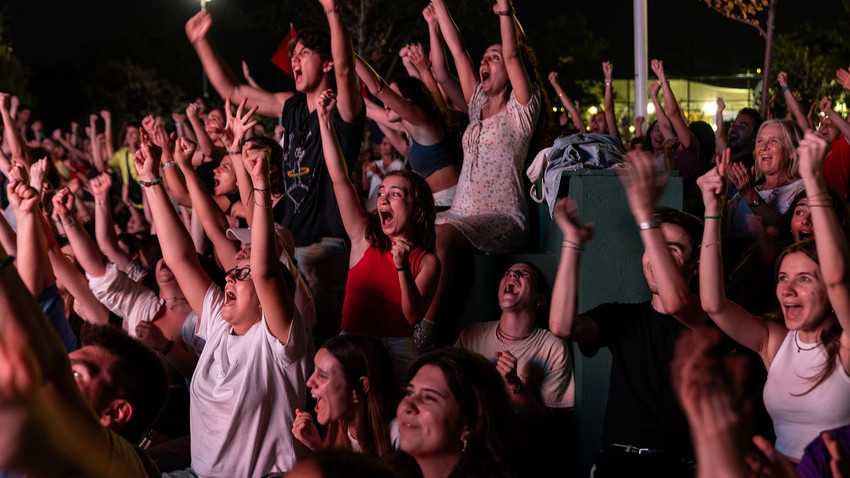 1 Eylül'de İstanbul Kalamış Parkı'nda Türkiye'nin kadın voleybol maçını desteklemek için toplanan kalabalık (Fotoğraf: Bradley Secker/The New York Times)