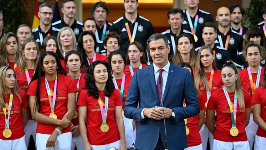 İspanya hükümeti nişan verdiği kadın milli futbolcuların ismini yanlış yazdı