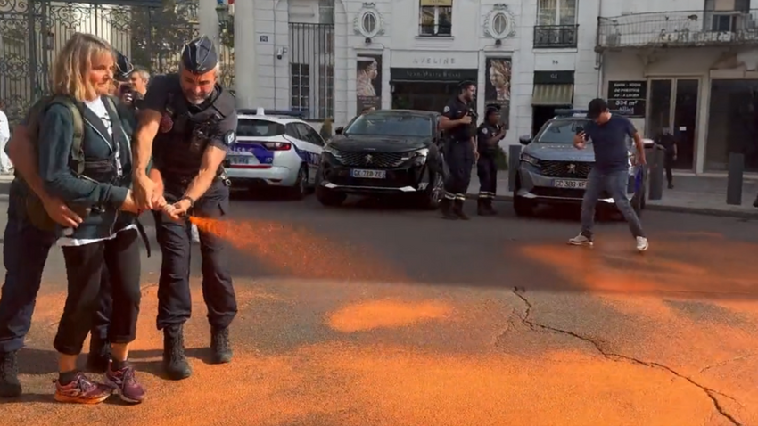 Paris'te iklim aktivistleri, Elysee Sarayı yakınındaki meydanı spreyle turuncuya boyadı