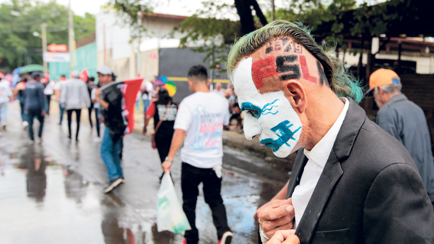 Başında Sandinista Ulusal Kurtuluş Cephesi’nin baş harfleri bulunan bir Ortega destekçisi.