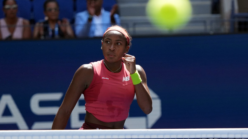ABD'li Coco Gauff, 5 Eylül Salı günü New York'ta düzenlenen ABD Açık'ta Letonyalı Jelena Ostapenko'ya karşı oynadığı maç sırasında (Fotoğraf: Amir Hamja/The New York Times)
