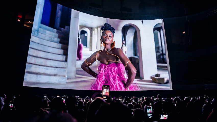 Seyirciler, New York'taki Manhattan Center'da düzenlenen Victoria's Secret The Tour '23 etkinliğinde 12 dakikalık bir fragman izledi (Fotoğraf: Nina Westervelt/The New York Times)