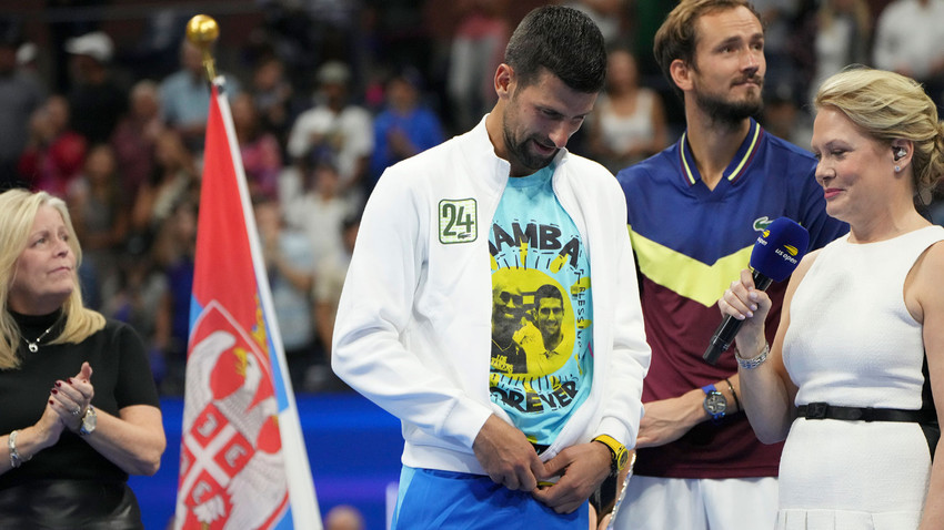 Djokovic, Queens'teki Arthur Ashe Stadyumu'nda Rus Daniil Medvedev'i mağlup ettikten sonra üzerinde "Mamba Forever" yazan ve Kobe Bryant ile fotoğrafının olduğu bir tişört giydi.(Michelle V. Agins/The New York Times)
