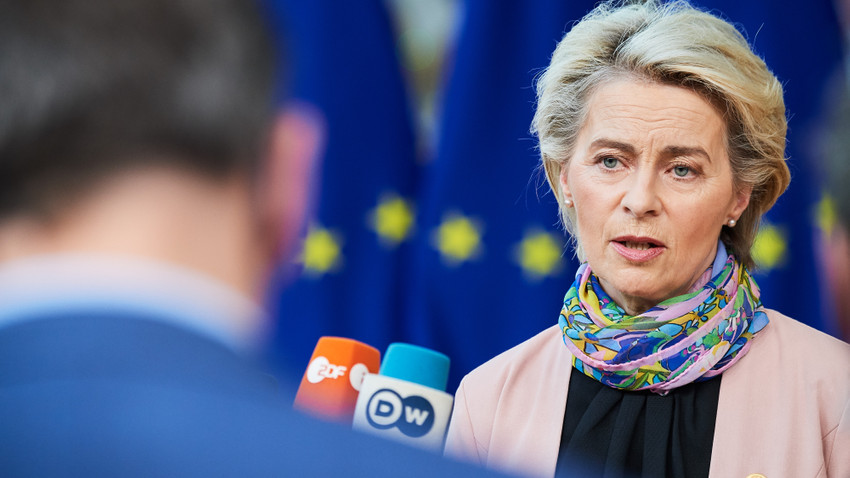 Von der Leyen konuşurken, AB Komisyonu Üyesi Johansson'un el işi yapması gündem oldu