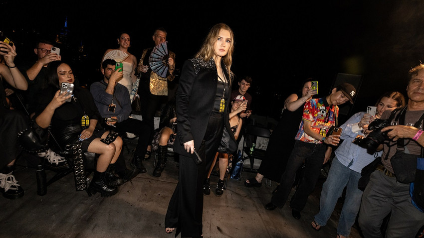Anna Delvey olarak da bilinen Anna Sorokin, New York'taki East Village apartmanının çatısında düzenlenen Shao defilesinde (Fotoğraf: Rebecca Smeyne/The New York Times)
