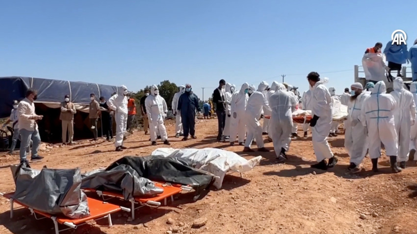 Libya’daki sel felaketinde hayatını kaybedenler toplu mezarlara defnediliyor