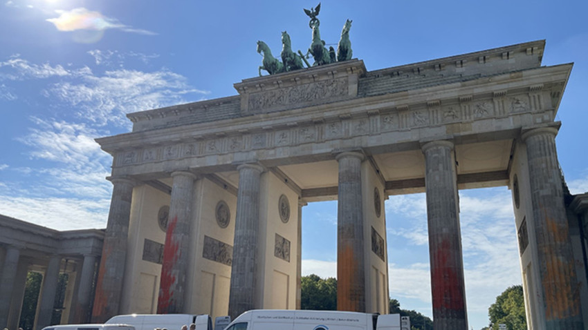 Berlin'de iklim aktivistleri tarihi Brandenburg Kapısı'nı turuncuya boyadı