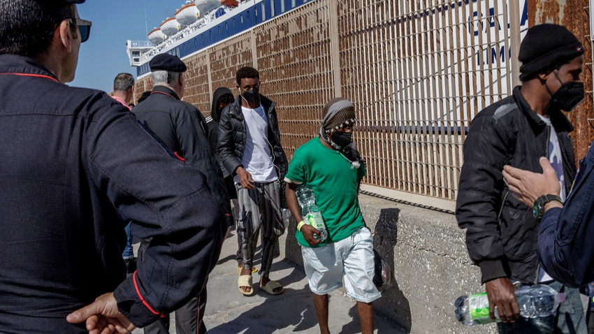İtalya'nın Lampedusa adasında yakalanan göçmenler Sicilya'ya giden bir feribota taşınıyor, 4 Mayıs 2023 (Fotoğraf: Fabio Bucciarelli/The New York Times)