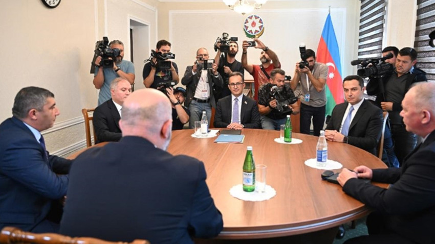 Görüşmede Azerbaycan adına Cumhurbaşkanı Aliyev'in Karabağ'daki Ermenilerle temaslardan sorumlu temsilcisi milletvekili Ramin Memmedov, Karabağ Ermenilerini temsilen David Melkumyan ve Sergey Martirosyan katıldı. (Fotoğraf: AA)