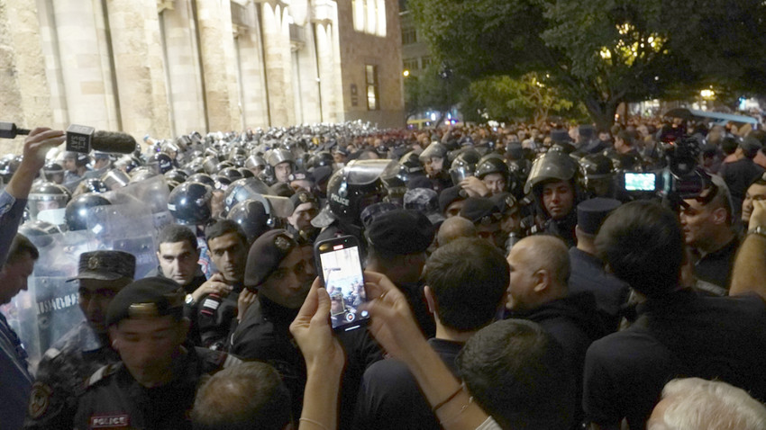 Ermenistan'daki hükümet karşıtı gösterilerde bazı protestocular gözaltına alındı