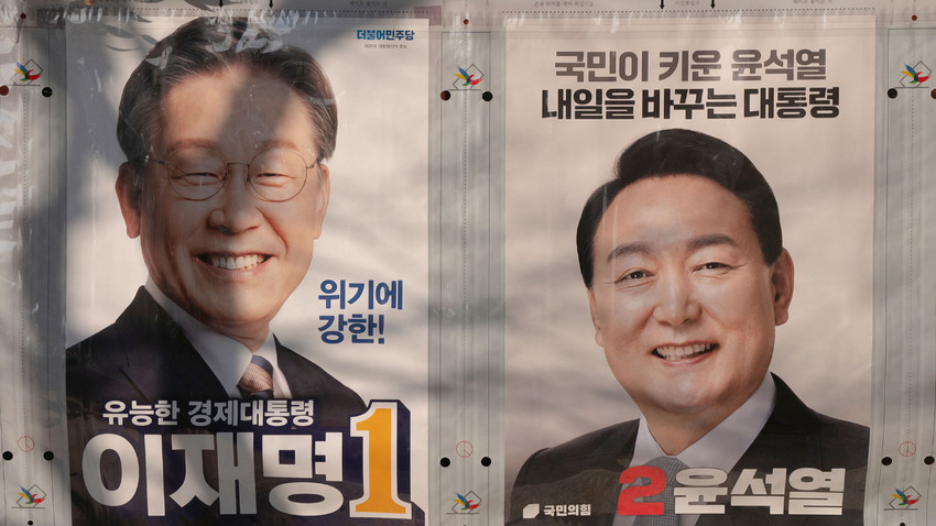 Lee Jae-myung'un (Solda) seçim posteri