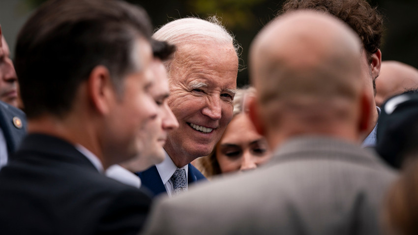 Biden etkinliği katılanlarla selamlaşıyor (Kent Nishimura via The New York Times)