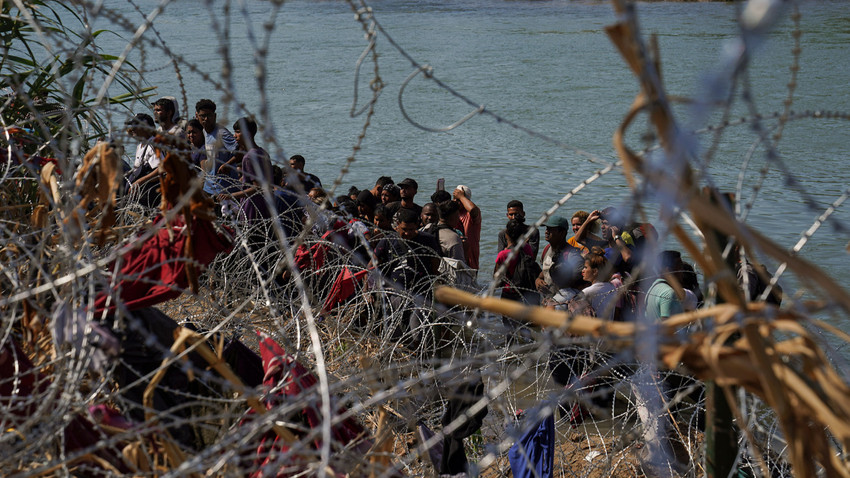 21 Eylül 2023'te Eagle Pass'a gelen göçmenler (Verónica G. Cárdenas via The New York Times)