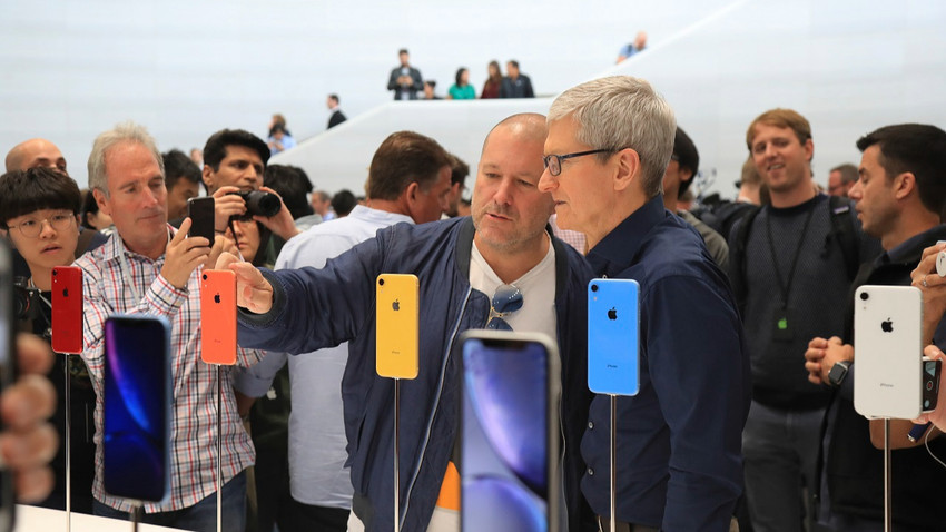 Apple'ın eski tasarım şefi Jony Ive (solda) ve CEO'su Tim Cook, 12 Eylül 2018'de Kaliforniya'da düzenlenen bir Apple etkinliğinde (Fotoğraf: Jim Wilson/The New York Times)