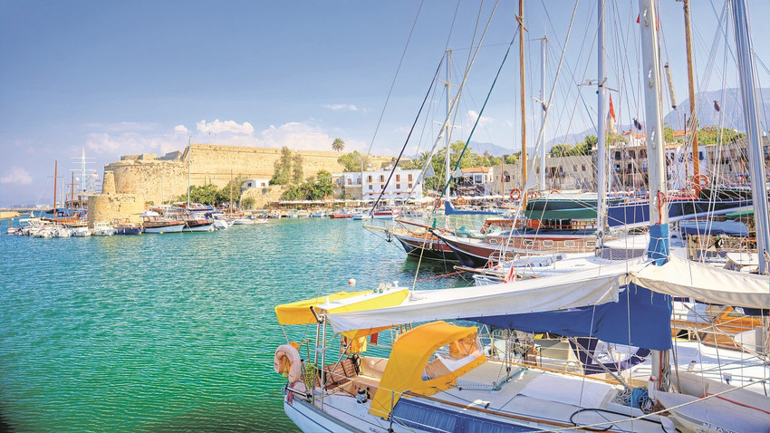 Limanın kuzeydoğusunda yer alan Girne Kalesi, 7. yüzyılda Bizanslılar tarafından inşa edilmiş. (Fotoğraf: Melih Uslu)