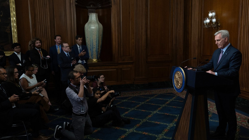Temsilci Kevin McCarthy meclis başkanlığı görevinden alındıktan sonra Kongre Binası'ndaki Rayburn Odası'nda konuştu (Fotoğraf: Tom Brenner/The New York Times)