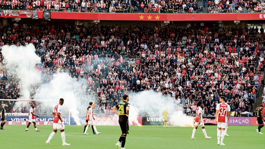 Ajax’ın Feyenoord’u ağırladığı maçta tribün olayları ve meşaleler nedeniyle tribünler boşaltıldı. Ajax maçı 0-4 kaybetti.