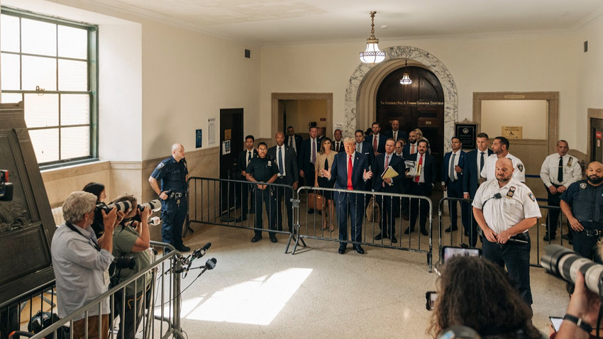 ABD eski Başkanı Donald Trump, çarşamba günü New York'taki Eyalet Yüksek Mahkemesi binasında görülen dolandırıcılık duruşmasının dışında gazetecilere konuşuyor (Fotoğraf: Jeenah Moon/The New York Times)