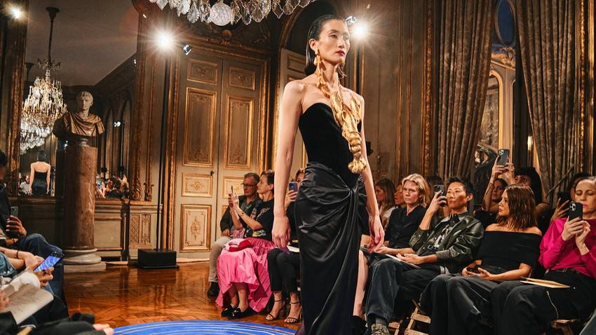 28 Eylül'de Paris Moda Haftası gerçekleşen Schiaparelli, İlkbahar 2024 defilesi (Fotoğraf: Simbarashe Cha/The New York Times)