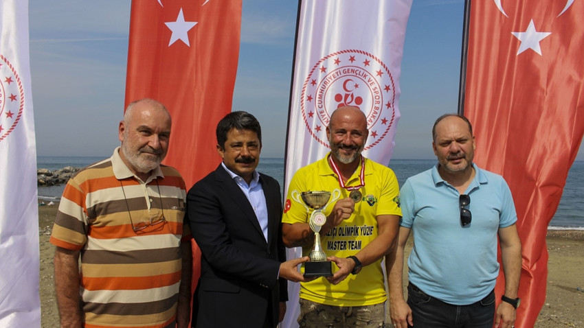 Adana'dan İskenderun'a 14 saat 58 dakikada yüzen Alper Gezmiş'e ödül
