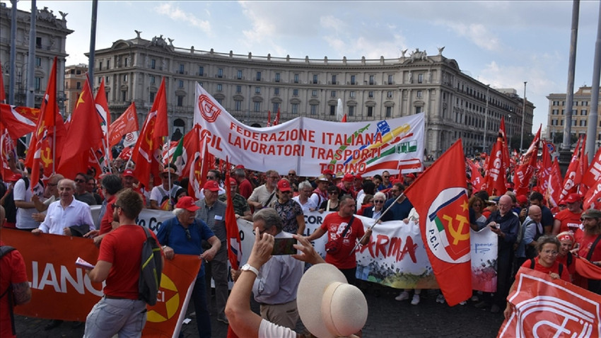 İtalya'da işçiler asgari ücret talebiyle yürüdü