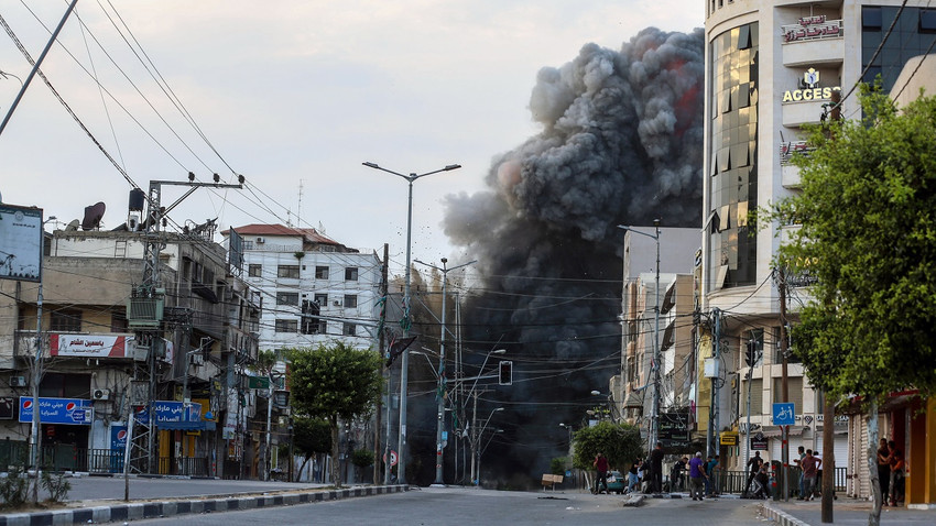 İsrail'in 8 Ekim Pazar günü düzenlediği bombalı saldırının ardından Gazze şehrinin merkezindeki Ulusal İslam Bankası'ndan dumanlar yükseldi (Fotoğraf: Samar Abu Elouf/The New York Times)