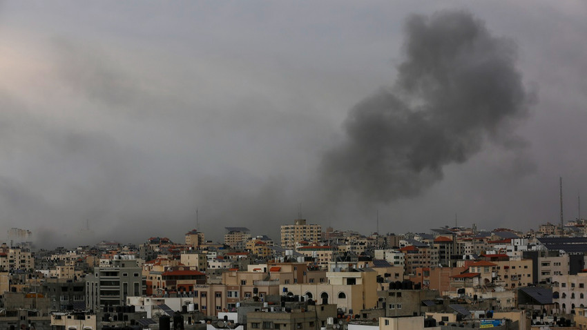 İsrail uçaklarının 9 Ekim'de Gazze'yi bombalamasının ardından yükselen dumanlar (Fotoğraf: Samar Abu Elouf/The New York Times)
