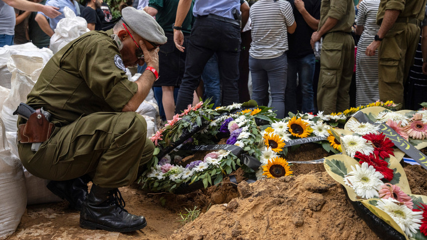 İsrailli bir asker Albay Roi Levy’nin cenaze töreninde… (Fotoğraf: Tamir Kalifa/ The New York Times)