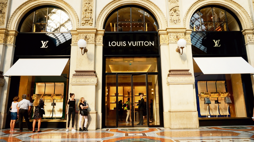 Louis Vuitton’un Avrupa’daki büyük mağazalarından biri Milano Galleria Vittorio Emanuele’de...