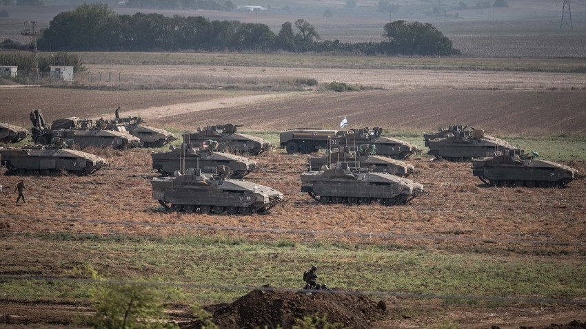 İsrail tankları cumartesi günü Gazze Şeridi sınırı yakınlarındaki Erez'in dışında toplandı, 14 Ekim (Fotoğraf:Sergey Ponomarev/The New York Times)