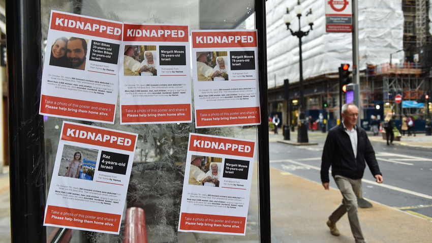 İsrail'de Hamas tarafından kaçırılıdğı düşünen kayıp kişilerin isim ve fotoğraflarının olduğu afişler, Londra sokaklarına asıldı.