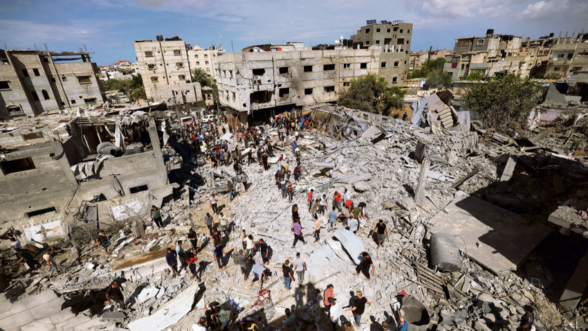 Gazze Şeridi’nde yer alan Refah’ta İsrail bombardımanında yıkılan binalarda kurtarma çalışmaları. (Fotoğraf: Getty Images)