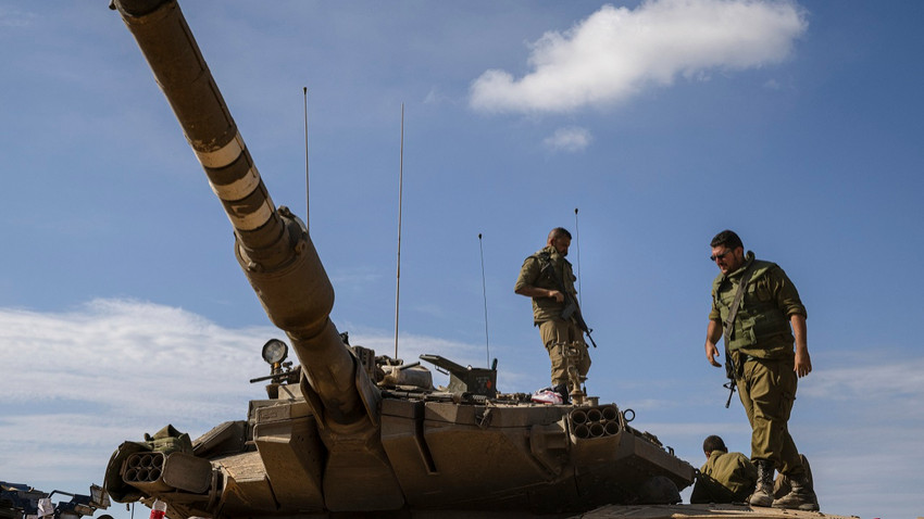 Gazze Şeridi sınırına yakın bir kibbutz olan Be'eri yakınlarındaki bir tankın üzerindeki İsrail askerleri, 17 Ekim(Fotoğraf: Tamir Kalifa/The New York Times)