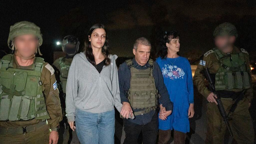 Judith Raanan ve kızı 17 yaşındaki Natalie, 20 Ekim 2023 Cuma günü Hamas tarafından esaretten kurtarıldıktan sonra İsrail askerleri ile birlikte (Fotoğraf: New York Times aracılğıyla İsrail hükümeti)