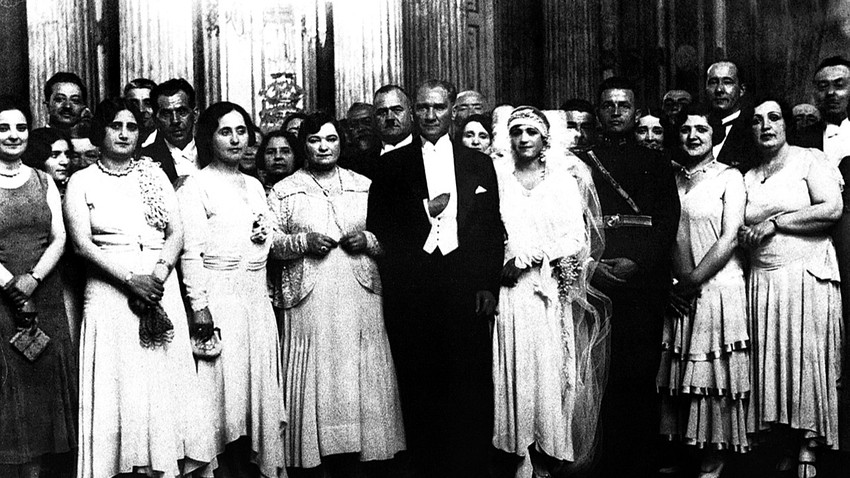 Atatürk manevi kızlarından Rukiye Hanım’ın düğün töreninde.