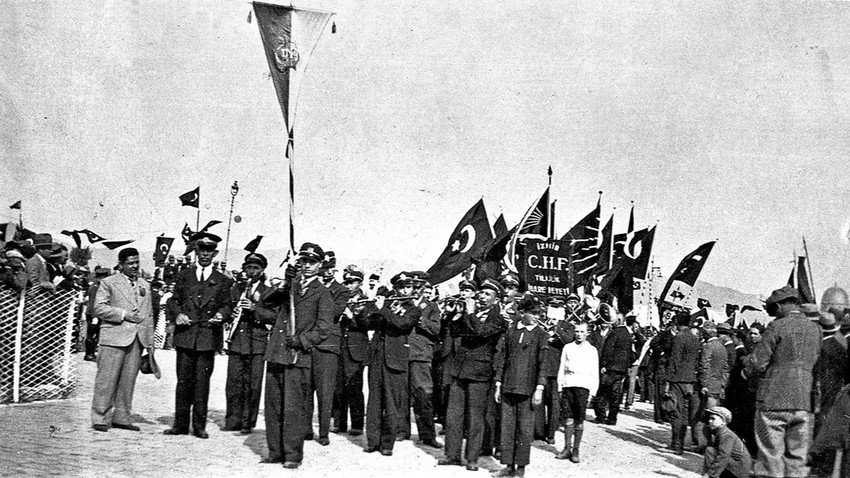 29 Ekim 1923’te İzmir’deki Cumhuriyet Bayramı törenlerine katılan Cumhuriyet Halk Fırkası üyeleri.  1935’te “fırka” sözcüğü yerine “parti” benimsendi ve Cumhuriyet Halk Partisi adıyla devam edildi.