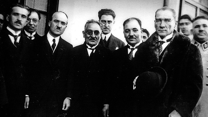 Mustafa Kemal Atatürk, Mahmut Soydan, Ahmet Ağaoğlu, Yakup Kadri Karaosmanoğlu ve Ziya Gevher Etili Ankara’da Hakimiyet-i Milliye gazetesinin yeni binasının açılışında, 1926.