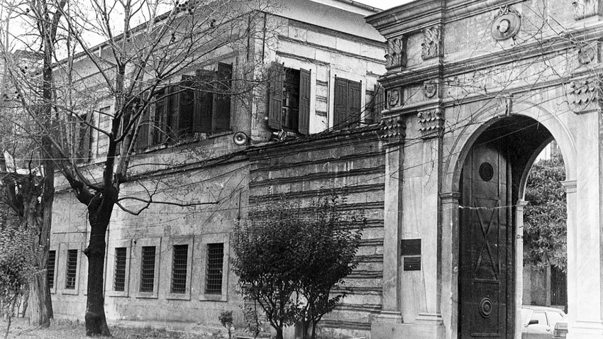 Cumhuriyet’in ilk sikkeleri, uzun yıllar Osmanlı’ya hizmet veren ve Darphane-i Milli adını alan İstanbul’daki Darphane’de basıldı.