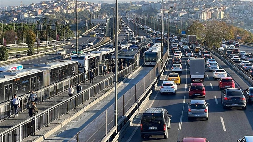 İstanbul'un bazı ilçelerinde trafik yoğunluğu yaşanıyor
